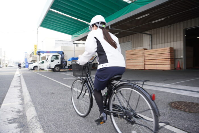 自転車に乗る女性のしゃしん